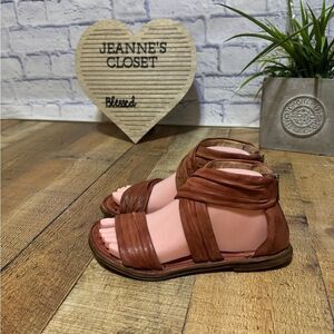 AS98
Milo Sandal
